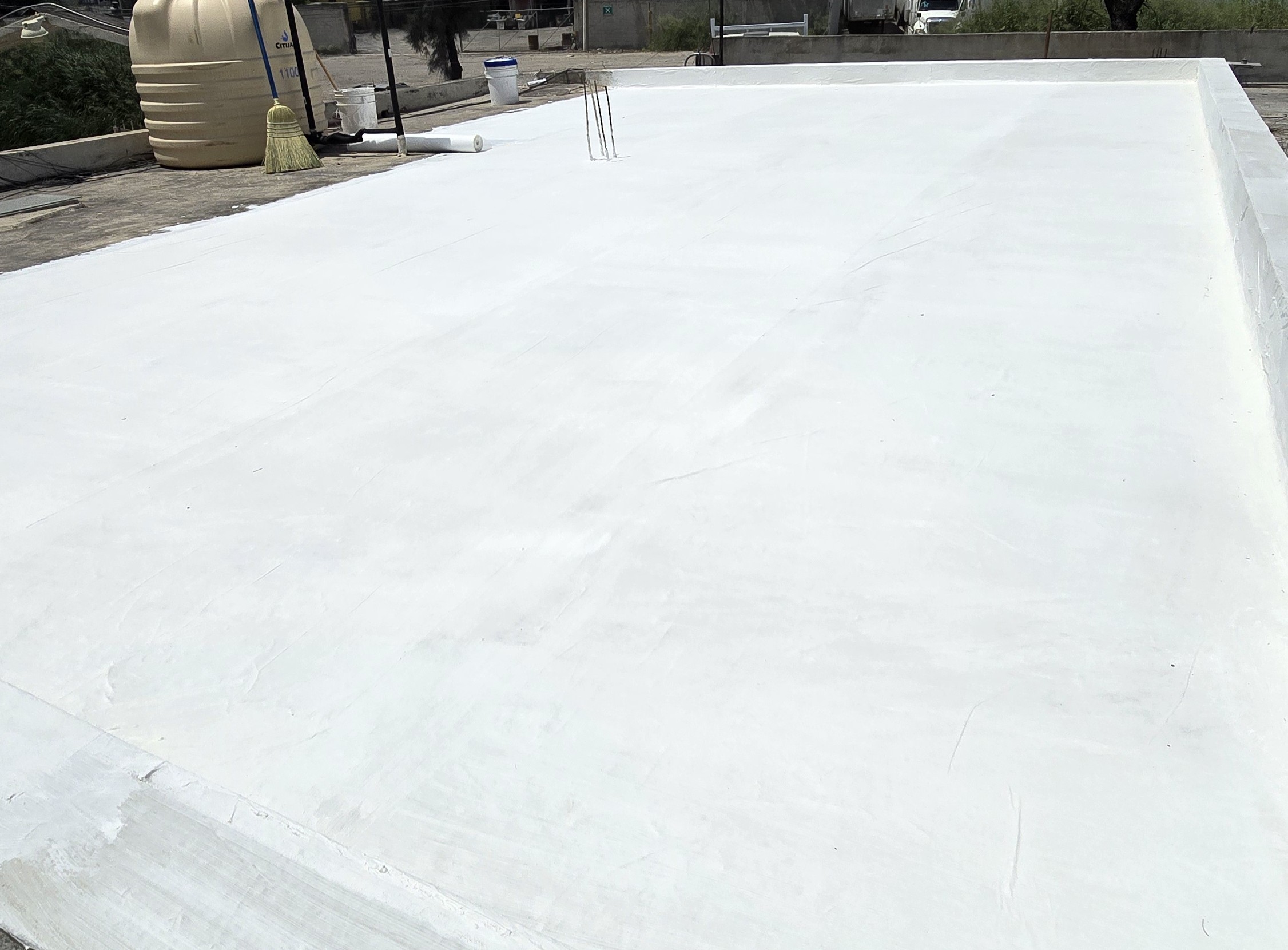 Aplicación de impermeabilizante en azotea residencial